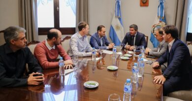 Orrego encabezó la firma de un contrato clave para la transformación energética de San Juan