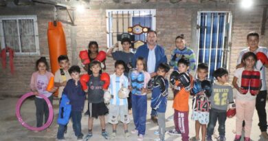 Entrega de materiales deportivos en distintos departamentos de la provincia